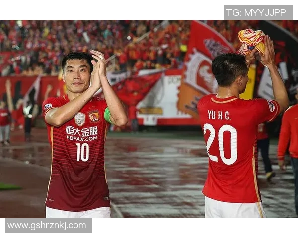 足球明星赛场上展现舞姿激情四溢引发球迷热烈欢呼与赞叹